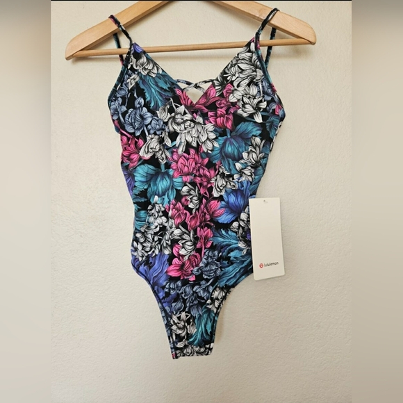 NEW Lululemon Shoreline Floral 1 piece Swimsuit Bathing Suit - Picture 1 of 9
